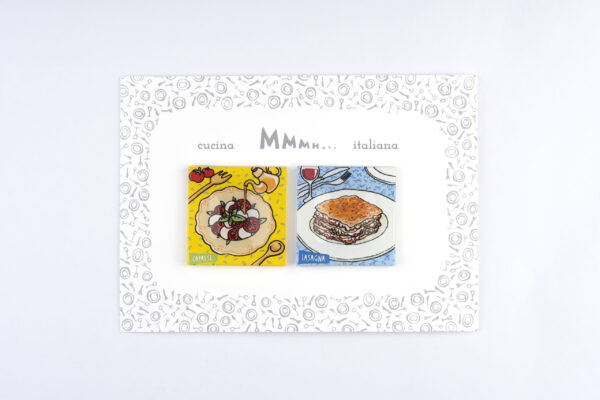 Confezione  2 Magneti  in vetro  Collezione  “Cucina Italiana” Caprese - Lasagna
